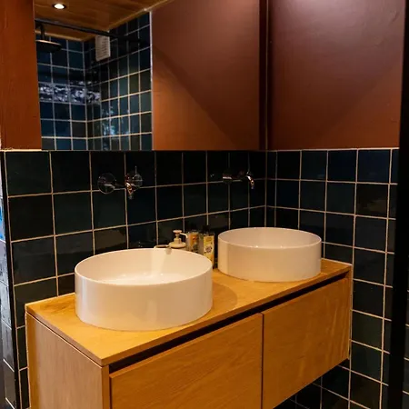 Vrij Aan De Amstel Tiny House Met Hottub Aan Het Water