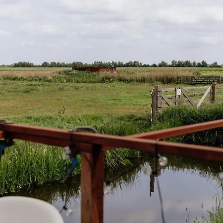 Vrij Aan De Amstel Tiny House Met Hottub Aan Het Water